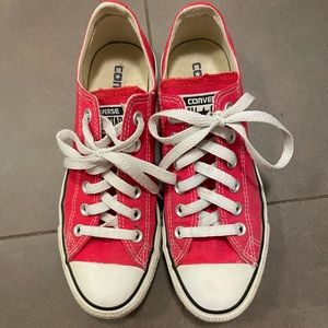 Women’s low top red converse